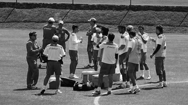 SOCCER/FUTBOLENTRENAMIENTO CRUZ AZULGeneral Action photo , during training session ./Foto de accion general, durante entrenamiento del equipo de Pumas. 31 May 2012. MEXSPORT/ALEJANDRO VALENCIA