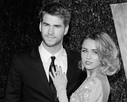 En esta imagen del 26 de febrero del 2012, Miley Cyrus y Liam Hemsworth en la fiesta del Oscar de Vanity Fair, en West Hollywood, California. La pareja, que se conoció en el plató de la película "The Last Song" en el 2009, anunció su compromiso el miércoles 6 de junio del 2012. (AP Foto/Evan Agostini, Archivo)