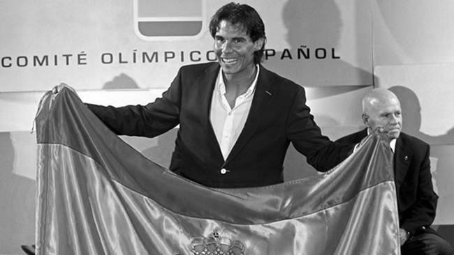 DEP02. MADRID, 14 jul (EFE).- El tenista español Rafael Nadal muestra la bandera de España que portará como abanderado del equipo en la ceremonia de inauguración de los Juegos Olímpicos de Londres 2012 y que recibió hoy, 14 de julio de 2012, en la sede del Comité Olímpico Español (COE). EFE/Ballesteros.