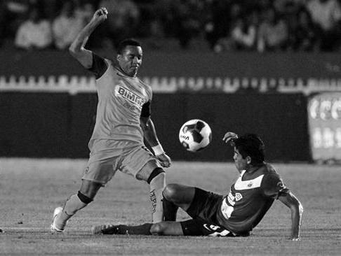 SOCCER/FUTBOLCOPA MX JORNADA 1VERACRUZ VS AMERICAAction photo of Adolfo Rosinei of America (C), during week 1 game of the Copa MX./Foto de accion de Adolfo Rosnei de America (C), durantejuego de semana 1 de la Copa MX, 25 July 2012. MEXSPORT/LUIS MONROY