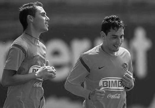 SOCCER/FUTBOLENTRENAMIENTO AMERICAAction photo of Paul Aguilar (L) and Rubens Sambueza of America, during a training session./Foto de accion de Paul Aguilar (I) y Rubens Sambueza de America, durante sesion de entrenamiento. 26 June 2012. MEXSPORT/OSVALDO AGUILAR