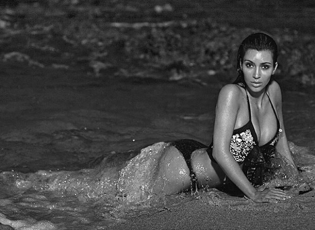 Kim Kardashian nadando en la nohce Noticias Matamoros|