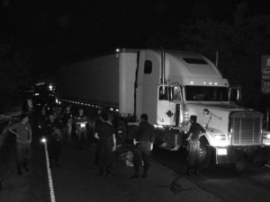 Aumenta el robo de Tráilers en Tamaulipas; cobran "derecho de paso"