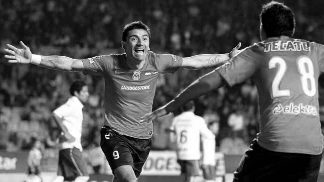 Y quien diga que la Liga no necesita de goles para atraer gente, es que no está en el negocio. Morelia y Cruz Azulabrieron el Clausura 2013 con un trepidante juego, en el que el empate a tres goles es justo premio para el esfuerzo. Porque si bien Morelia robó en la primera parte, Cruz Azul hizo la hombrada de regresar en el segundo tiempo.  La Liga quiere gol y Morelia y Cruz Azul la bautizaron con golazos.  No llegó  Simple y sencillamente, Cruz Azul no llegó a tiempo al estadio Morelos para el arranque de la Liga.  No es para extrañarse. Si los directivos no consiguen que lleguen a tiempo sus refuerzos, menos pueden exigir que llegue el equipo.  Y Morelia sí, estaba más que enchufado, listo para el arranque de la Liga, y para muestra está que apenas al minuto 1, Jefferson Montero casi clarea a JJ Corona, y dos después, Montero ya había vacunado a La Máquina, a servicio de Joao Rojas.  Era un auténtico baile.  Tan fácil lo vio el Morelia que aflojó y permitió que el ritmo semilento de Cruz Azul, raro en la época de Memo Vázquez, llegara hasta área contraria con pelota controlada. Ahí Javier Aquino disparó, Federico Vilar rechazo y El Chuletita Javier Orozco, quien siempre comienza los torneos encendido, para después perderse en la banca, empataba el marcador.  Morelia pagó cara su osadía, pero reaccionó de inmediato y con la misma receta. Si no se la sabían los defensores de Cruz Azul, se las volvieron a repetir: balón a las espaldas, por la banda, centro y gol de Héctor Mancilla, su primero como Monarca.  Para la segunda parte, ya con el 2-2 marcado por Perea, La Máquina, de inicio, se asentó en la cancha.  Chaco Giménez, otra vez Chaco, encendió motores; Torrado, otra vez Torrado recuperó una pelota que parecía intrascendente, pero que El Chuleta hizo gol.  Pero los movimientos le resultaron a Rubén Omar Romano. Morelia volvió a tener el control, la pelota y pisar el área. Cruz Azul no sabe cómo manejar los momentos de presión. Por eso, Alejandro Vela trabó a Enrique Pérez en el área y se marcó el penalti que Rodrigo Salinas hizo gol.  Empate final y quien diga que la Liga no necesita goles, es porque no está en el juego. Noticias Matamoros