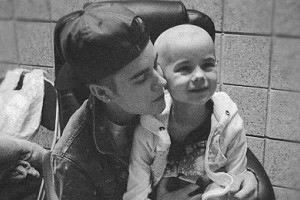Bieber visita a niña con cáncer Noticias Matamoros