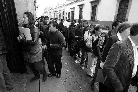 Primera Jornada por el Empleo Morelia 2012, la cual convocó a más de mil asistentes en busca de ampleo. La fila de persoanas en busca de una vacante laboral le daba la vuelta a la manzana. En la imagen se puede apreciar de lado izquierdo la fila que ingresa al recinto municipal odnde se llevó a cabo la ferai, y del lado derecho la parte final de la fila para ingresar al recinto. Dia 31 de enero 12 Fot: Iván Sánchez