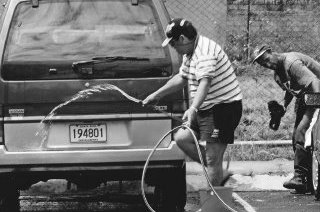 Lavar el carro con manguera implica desperdicio de agua.