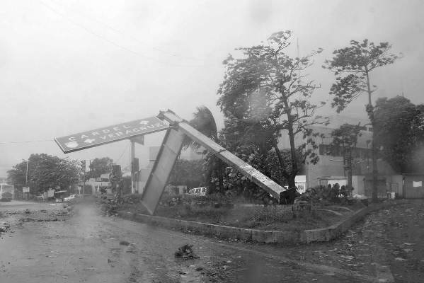 VER00917066. El huracán Karl se desplaza hacia el centro de Veracruz con índice de peligrosidad fuerte, abarcando zona de alerta desde La Cruz, Tamaulipas, hasta Punta Lagarto, en el sur de Veracruz, todo de acuerdo con un comunicado de la Secretaría de Salud. Karl se ubica a 175 kilómetros al norte de Coatzacoalcos y a 170 kilómetros al nornoroeste de Paraíso, Tabasco, desplazándose a 19 kilómetros por hora hacia el oeste (270°). Asimismo expuso que los daños ocasionados por el paso de las ondas tropicales en Veracruz y Tabasco no se han presentado brotes epidémicos. NOTIMEX/FOTO/JULIO ARGUMEDO/FRE/WEA/