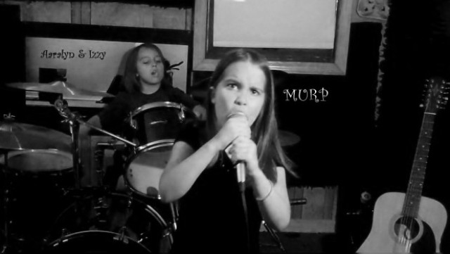 niña metal