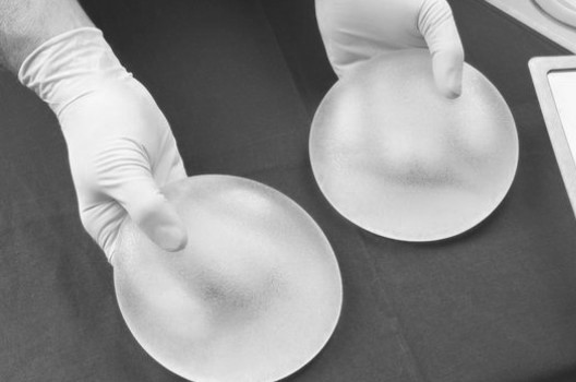 202034_Surgeonholdingsiliconebreastimplants2172780_principal