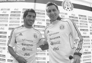 Mexico D.F. 12 agosto 2013. Damian Alvarez y Christian Gimenez durante la zona mixta de la Seleccion Nacional de Mexico ofrecida en el CAR a los medios de informacion. Foto:Imago7/Luis Licona