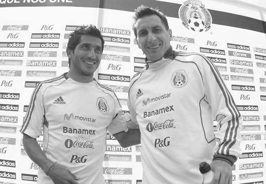 Mexico D.F. 12 agosto 2013.Damian Alvarez y Christian Gimenez durante la zona mixta de la Seleccion Nacional de Mexico ofrecida en el CAR a los medios de informacion.Foto:Imago7/Luis Licona