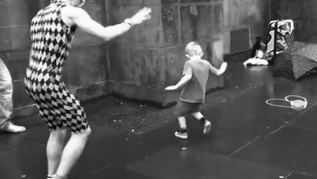 Niño baila con artista callejero y se vuelve viral