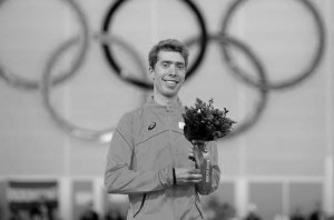 Netherlands' gold medalists Jorrit Bergsma poses on the podium during the Men's Speed Skating 10000 m Flower Ceremony at the Adler Arena during the Sochi Winter Olympics on February 18, 2014. AFP PHOTO / JUNG YEON-JE