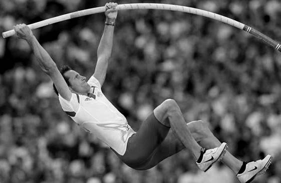 Le perchiste français Renaud Lavillenie est devenu champion olympique en réussissant son tout dernier essai à 5,97 m. /Photo prise le 10 août 2012/REUTERS/Phil Noble