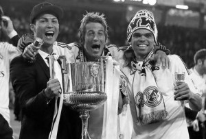 (140416) -- VALENCIA, abril 16, 2014 (Xinhua) -- Los jugadores Cristiano Ronaldo (i), Fábio Coentrao (c) y Pepe de Real Madrid, posan con el trofeo al término del partido de la final de la Copa del Rey ante Barcelona, celebrado en el Estadio de Mestalla, en Valencia, España, el 16 de abril de 2014. (Xinhua/UE Syndication/ZUMAPRESS) (ah) ***DERECHOS DE USO UNICAMENTE PARA NORTE Y SUDAMERICA***