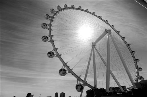 La High Roller, la rueda de la fortuna de Las Vegas tiene 167 metros de alto (550 pies) y comenzó a operar el lunes 31 de marzo de 2014. Se trata de la rueda de observación más alto del mundo, tiene 28 góndolas que puede acomodar hasta a 40 personas cada una. (Foto AP/David Becker)