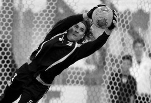 Ajaccio's Mexican goalkeeper Guillermo Ochoa catches a ball as he warms up prior to the French L1 football match between Ajaccio (ACA) and Bordeaux (FCGB) on April 12, 2014 at the Francois Coty stadium in Ajaccio, French Mediterranean island of Corsica. AFP PHOTO / PASCAL POCHARD-CASABIANCA