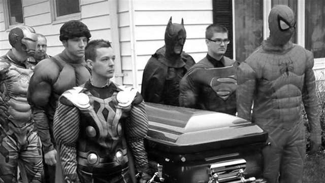 funeral con super heroes