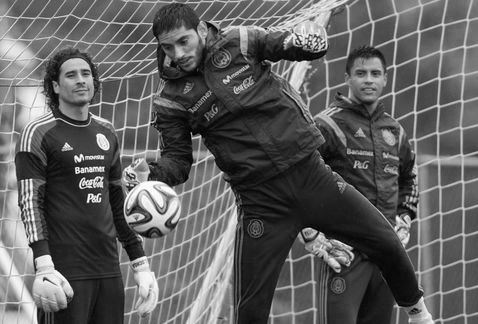 Guillermo-Ochoa-Corona-Alfredo-Talavera_MILIMA20140606_0452_31