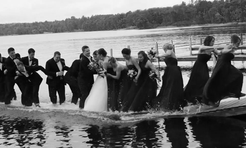 damas de honor se tiran al agua