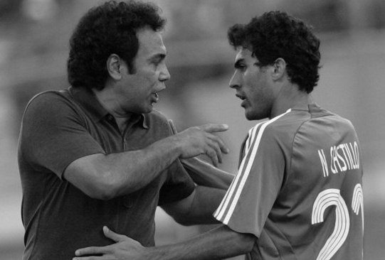 CAR38 CARACAS (VENEZUELA)-14/7/07.- El entrenador de México, Hugo Sánchez, conversa con el jugador Nery Castillo durante el partido por el tercer puesto de la Copa América disputado hoy, sábado 14 de julio, entre las selecciones de Uruguay y México en el estadio olímpico de la UCV en Caracas. México venció a Uruguay 0-3.EFE/CHICO SANCHEZ